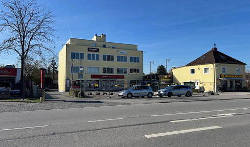 Open space directly adjacent to the Bodenseestraße and the S-Bahn station.