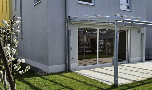 Duplex apartment with a lovely garden (with black and white elements) + covered terrace + parking spaces.