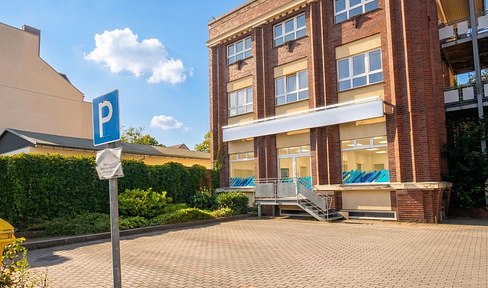 Retail/office/medical space with high foot traffic – 210 m², located directly opposite the REWE Center in Cottbus, plus a garage.