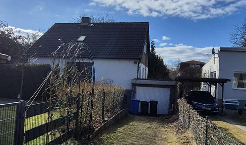 No fees, no commission: Detached house with garage in Berlin-Rudow.