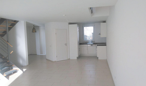 Beautiful, bright semi-detached house with a small garden and carport, located in Beimerstetten.