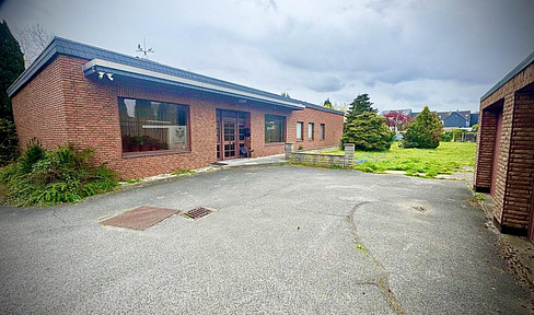 Flat-roof bungalow with a large plot and development potential in Oberhausen.