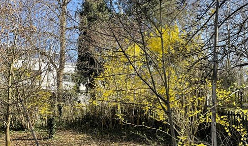 Living and lifestyle in the Isar Valley - a peaceful building plot in Pullach, suitable for a villa or a semi-detached house.