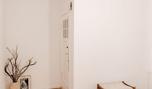Commission-free: Renovated 2-room apartment with garden access in the Zinnowald settlement, featuring original architectural details.