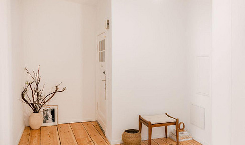 Commission-free: Renovated 2-room apartment with garden access in the Zinnowald settlement, featuring original architectural details.