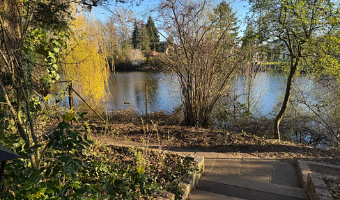 Rare building plot, 1,079 m² | South-facing | Direct access to the lake | Close to Berlin | No commission fees.