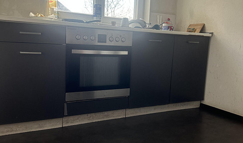 Bright room in a well-maintained shared apartment (with 5 residents), featuring a modern built-in kitchen – available immediately.