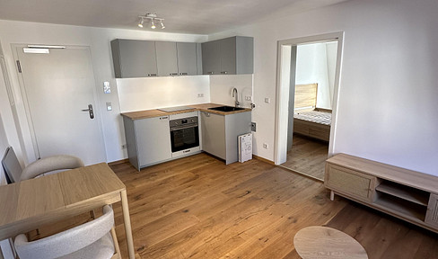 Beautifully renovated 2-room apartment, furnished, with fitted kitchen, and excellent public transportation connections.