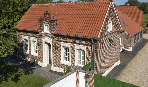 FEE-FREE * HISTORIC CHARM & MODERN COMFORT * ENERGY EFFICIENCY RATING A * FARMHOUSE ON AN ESTATESITE.