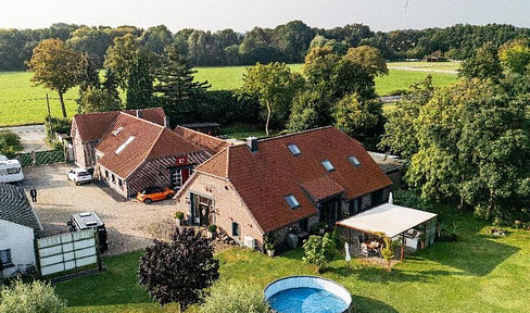 Historic farmhouse on a spacious estate, with 2 additional units – no commission fees.