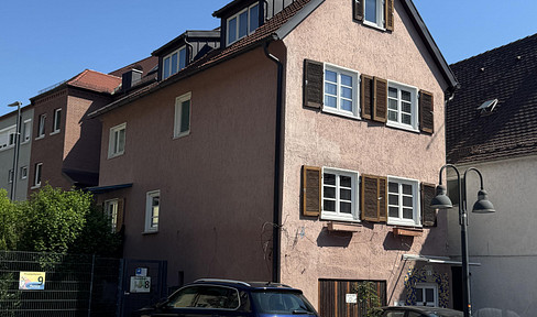 Commission-free! Quiet 6-room house with 3 bathrooms, garage, and parking space, centrally located.