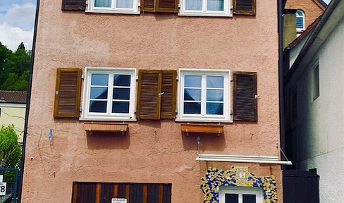 Provisionsfrei! Ruhige 6 Zi. 3 WCs Haus mit Garage+Stellplatz Zentral