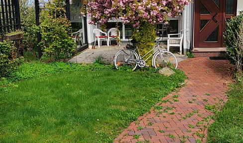 Reihenendhaus mit großem Grundstück, Keller und zwei Garagen