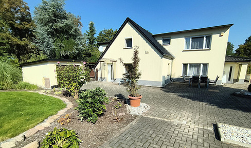 NO COMMISSION... Beautiful, spacious house with plenty of room for two families.