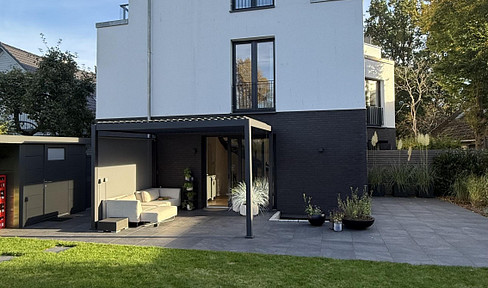 Modern townhouse located on the Braband Canal, featuring a large garden, rooftop terrace, and wellness area.