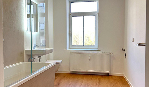 First occupancy after complete renovation – 3 rooms, 90 m², including fitted kitchen, elevator & cellar | available immediately.