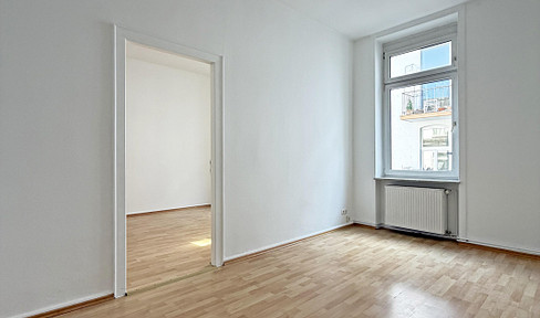 Available immediately and without any commission: Bright 2-room apartment in a historic building, located in the desirable Rheingau district.