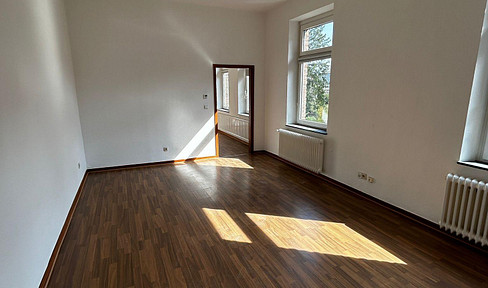 Newly renovated 2-room apartment in a historic building, in a prime location in Mönchengladbach, with a garage.
