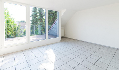 Commission-free and ready to move in: Sunny 3-room apartment with a southwest-facing rooftop terrace in Leverkusen-Hitdorf.
