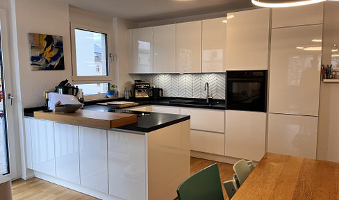 High-quality 4-room apartment (built in 2021, KfW 55 standard) for rent.