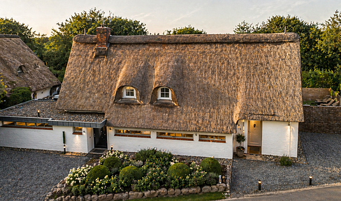 NEUER PREIS: Reetdachhaus mit 3 FeWos in SPO–sofort nutzbares Invest, bis zu 90.000 € Einnahme