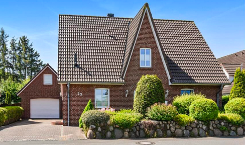 Well-maintained single-family house with two living units, located in an attractive residential area in Niebüll.