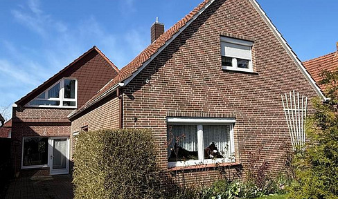 House with potential.
Alternatively:
House with development potential.
House offering possibilities.
House needing renovation.
(The best option depends on the specific context.)