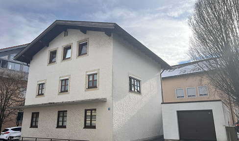 Top Offer: Spacious 4-room apartment with terrace and garage in Edling.