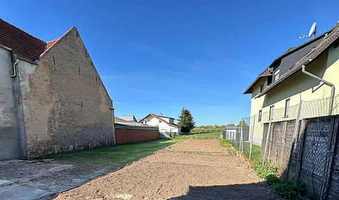 Building plot with no development restrictions, located in a quiet, slightly back area, offering unobstructed views of the surrounding fields.
