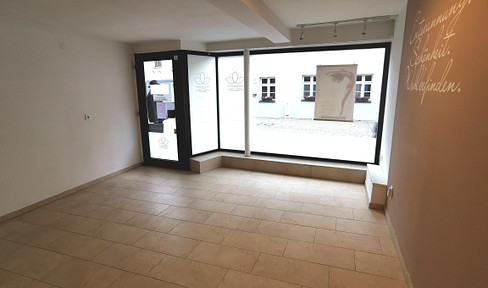 Retail space available for rent at the beginning of the pedestrian zone.