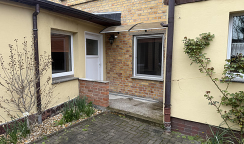 Stylish 1-room apartment with fitted kitchen, washing machine/dryer, Wi-Fi, and parking space available.