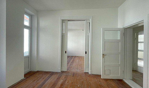 Renovated apartment in a historic building, Blücherplatz, 3.5 rooms, 85 m², first floor.