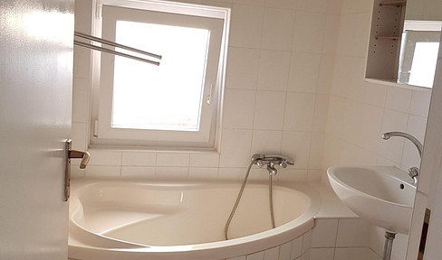 Charming 1.5-room apartment with a living room/kitchen in Fürth – located in a building at the back, 2nd floor.