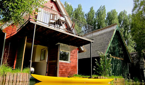Reetgedecktes Bootshaus an der Mildenitz in Goldberg