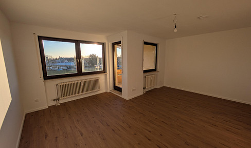 Schöne, renovierte 2‑Zi‑Wohnung mit neuer EBK, Balkon, Aufzug & Stellplatz