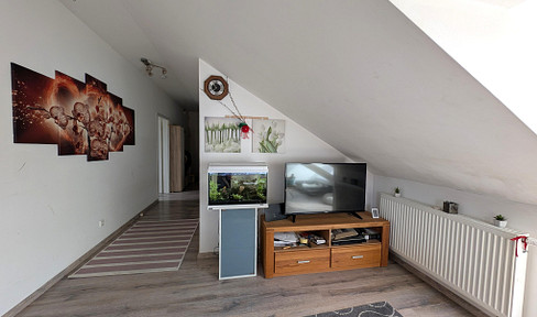 Gemütliche & helle DG Wohnung - Top Anbindung an Augsburg - Stellplatz + Keller