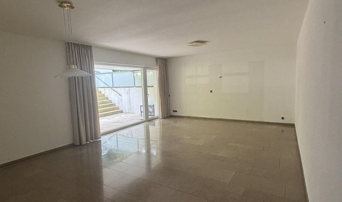 Charming 2.5-room apartment with a large terrace and parking space.