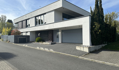 Exclusive architect-designed house with a separate apartment.