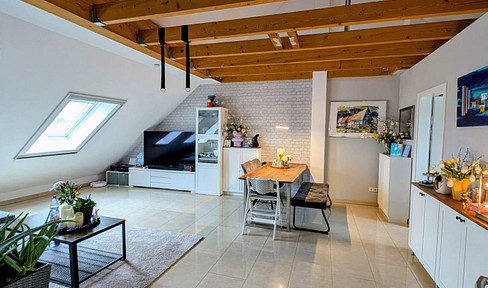 Helle Dachgeschoss-Wohnung mit Terrasse