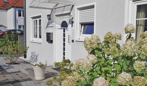 FOR SALE BY PRIVATE OWNER: Exceptional city villa with conservatory and 207 m² - Still available for viewing.