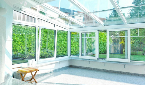 VON PRIVAT: Außergewöhnliche Stadtvilla mit Wintergarten und 207 m² in Bad Vilbel-Dortelweil