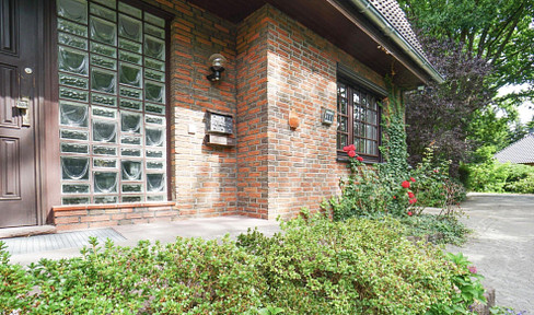 Two-family house with a fixed rental agreement, offering an investment opportunity with a 6% return.