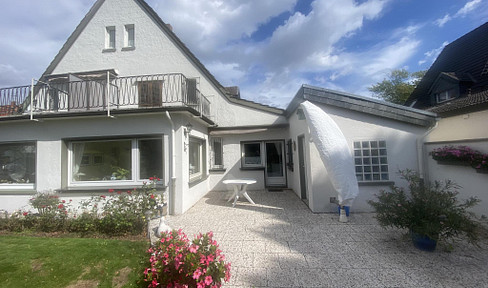 Well-maintained semi-detached house with 5 rooms in the Alt-Homberg district of Duisburg.