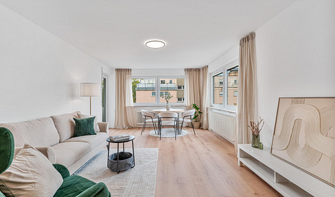 Commission-free & available immediately: Beautifully renovated 3-room apartment with 2 balconies and underground parking, located near the old town of Leonberg.