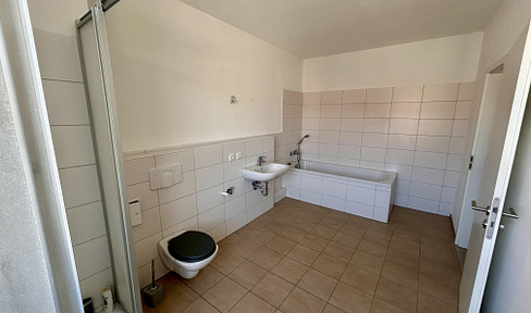 frisch renovierte Wohnung mit Wanne & Dusche & Stellplatz bei Bedarf