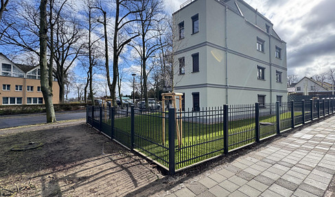 3-room penthouse apartment with a private entrance, located on Dämeritzsee! No commission fees.
