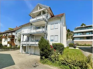 Lakefront, well-maintained 3-room apartment with a balcony and fitted kitchen in Unteruhldingen.