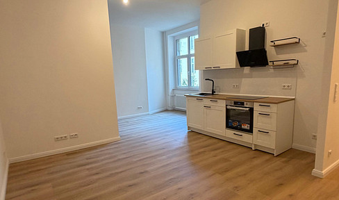 Charlottenburg: Renovated 2-room apartment in a historic building | First occupancy | Equipped kitchen | Walk-in shower.
