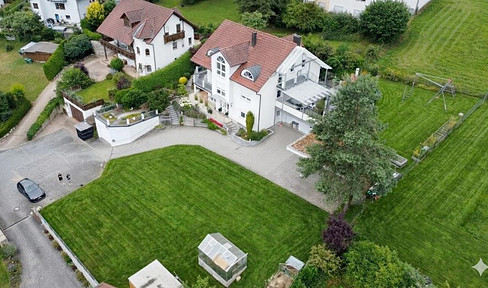 Exclusive living in a dreamlike location on the edge of the forest – a stylish property with a unique atmosphere.