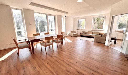 Gadderbaum - High-quality, renovated 3-room apartment with a living kitchen, tiled stove, conservatory, and garden.